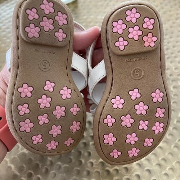 Cat & Jack White Pom Pom Sandals Size 5 - Picture 3 of 4